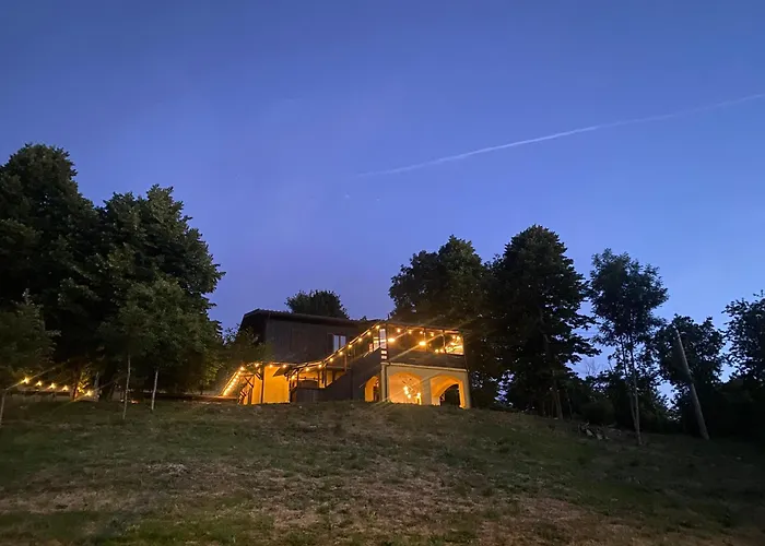 Фото Shangri-La Travellers' Hostel Castel dell'Alpi